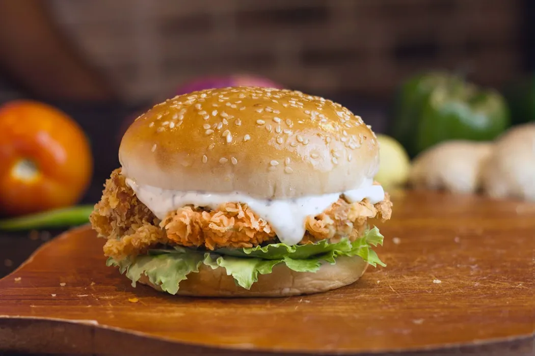Prawdziwy burger po amerykańsku czy się różni od zwykłego hamburgera?