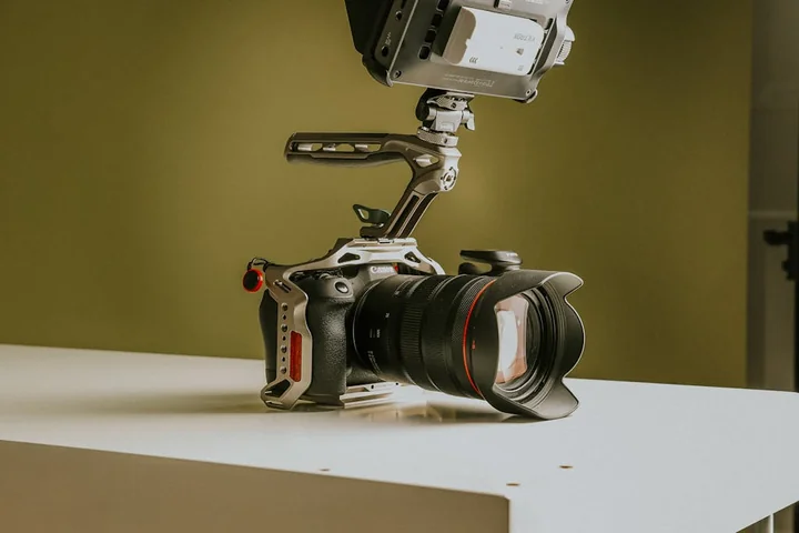 Używany sprzęt foto-wideo w pracy dziennikarzy i reporterów