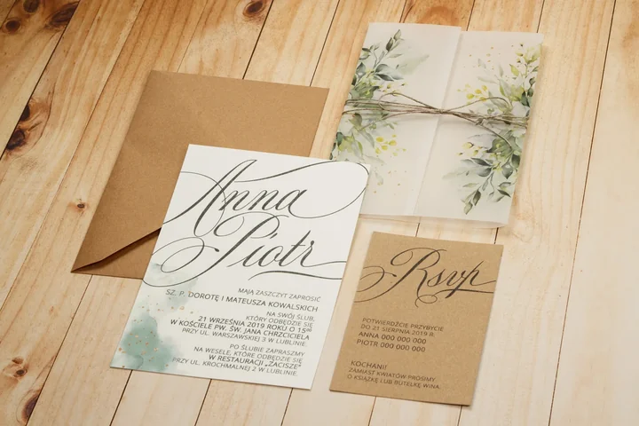 Ekologiczny papier i dekor nawiązujący do natury doskonale pasują do zaproszeń ślubnych w stylu greenery