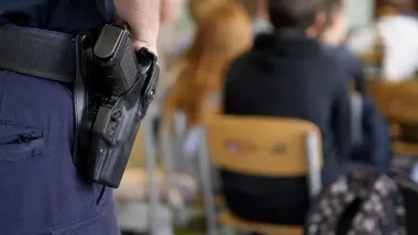 Cztery kroki w sytuacji zagrożenia. Policja szkoli uczniów w Łomży