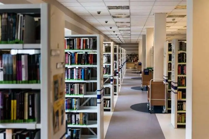 Książkowe spotkanie w Filii Nr 2: Dyskusja o Grzesznej Cyganerii