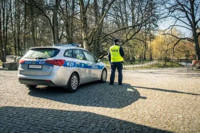 Pijany kierowca z zakazem jechał całą szerokością drogi w gminie Łomża