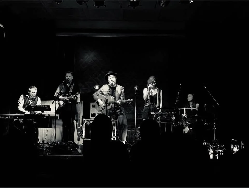 Grafika promocyjna wydarzenia Leepeck Live Łomża – koncert w Pubie „Pod Ratuszem”