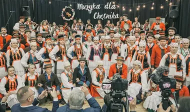 Grafika promocyjna wydarzenia Młodzi Skierkowskiemu
