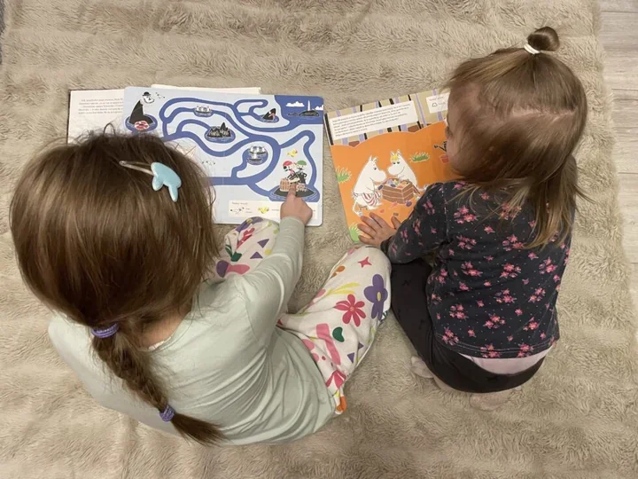 Jak sobotnie torby z książkami przemieniły bibliotekę w rodzinny rytuał w Łomży