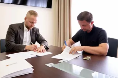 Kierowcy zobaczą pieszych wcześniej. 26 słupów przy przejściach w Łomży