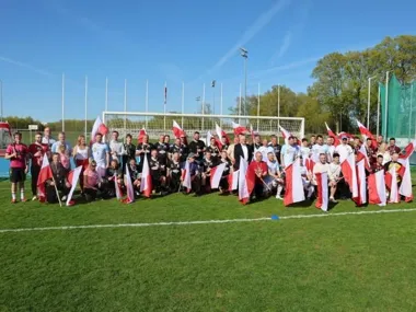Bieg z flagą i rodzinny piknik. Stadion w Łomży zapełnił się biało-czerwonym tłumem