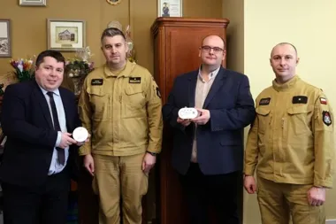 Darmowe czujki dymu trafiły do łomżyńskich seniorów – miasto i straż w akcji