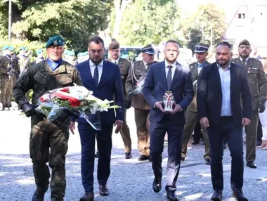 Hołd dla żołnierzy w Łomży. Uroczystość przed pomnikiem 33. pułku