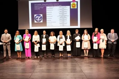 49 nauczycieli z Łomży z nowym awansem. Odebrali akty w Hali Kultury