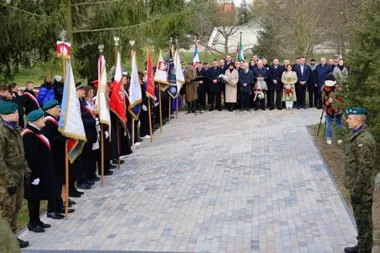 W Łomży pamięć o Katyniu i Smoleńsku wróciła w ciszy Doliny Pamięci