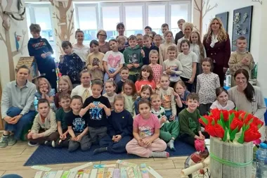 Książki z dzieciństwa wróciły do biblioteki. Dzieci zrobiły własne zakładki