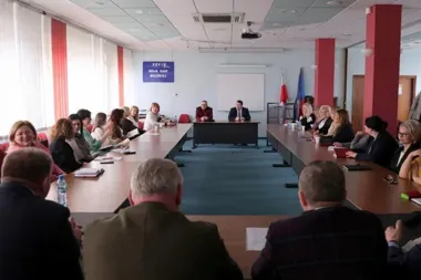 Podwyżki dla administracji i stabilność sieci oświatowej po spotkaniu w urzędzie