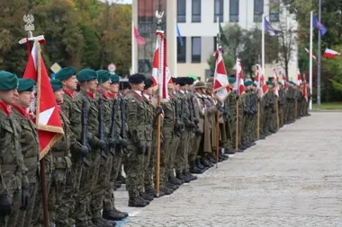 Defilada i wojskowy sprzęt na Placu Niepodległości. Święto Żelaznej Dywizji