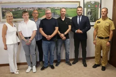Koc pod balkonem i sekundy na wagę życia. Łomżyńska czwórka uratowała dziecko