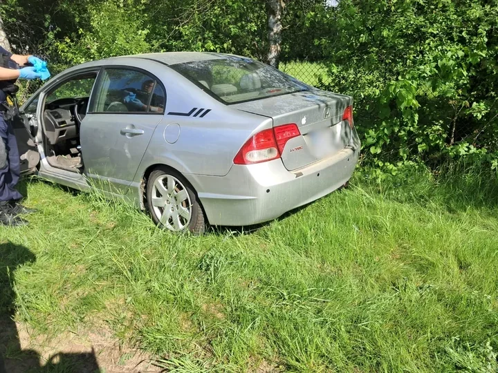 Po uderzeniu w drzewo 66-latek jechał dalej - zatrzymał go policjant po służbie