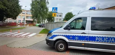 Jedno wytarte oznakowanie przy szkołach. Policja sprawdziła całą Łomżę