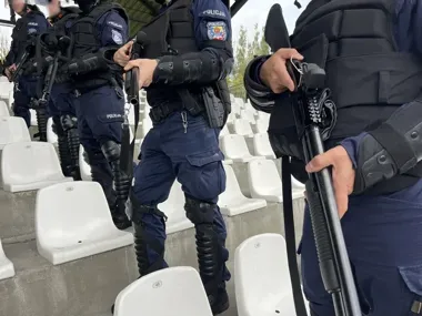 Policyjne szyki i psy służbowe na stadionie w Łomży. Ćwiczyli zatrzymania