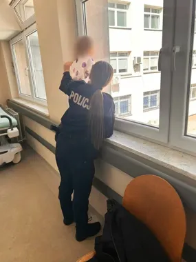 Dwulatka uciekła do sąsiadów, a matka miała prawie 2 promile