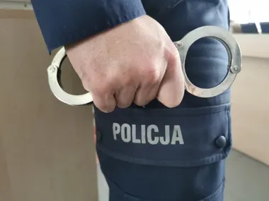 Pałka, nóż i areszt - 32-latek z Łomży usłyszał ciężkie zarzuty