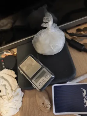 Zatrzymanie w Łomży - w mieszkaniu kryminalni znaleźli prawie 54 g mefedronu