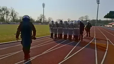 Mundurowi ćwiczyli dynamiczne zatrzymania - niecodzienna lekcja dla młodzieży