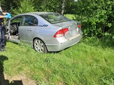 Po uderzeniu w drzewo 66-latek jechał dalej - zatrzymał go policjant po służbie
