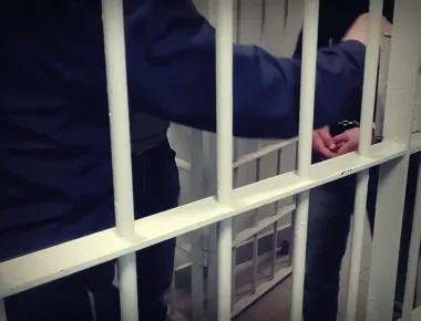 Zasnął pod stolikiem w Łomży - po pobudzeniu znieważył policjanta