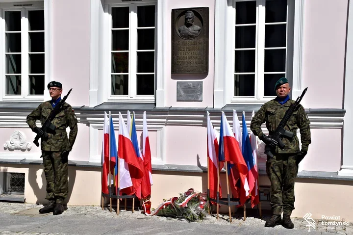 Pamięć o obrońcach Ojczyzny połączyła samorządowców, wojsko i kombatantów