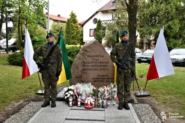 Pamięć o 33. Pułku wróciła pod pomnik w Piątnicy