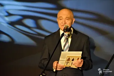 Drewno zaczęło mówić ludzkimi postaciami w łomżyńskim ROK-u