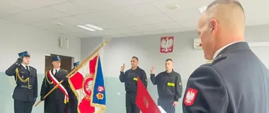 Dwóch nowych strażaków złożyło ślubowanie w Łomży. Padły słowa roty